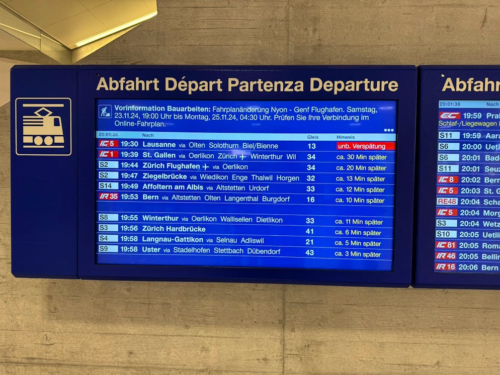 Wintereinbruch Schweiz November 2024. Ab dem Zürcher HB verkehren die SBB-Züge mit grosser Verspätung. 