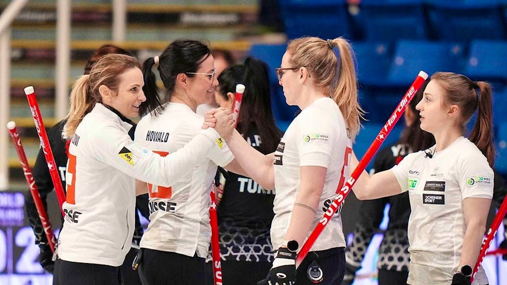 After nine wins in the preliminary round, the Swiss women's team will face Italy in the semi-finals.