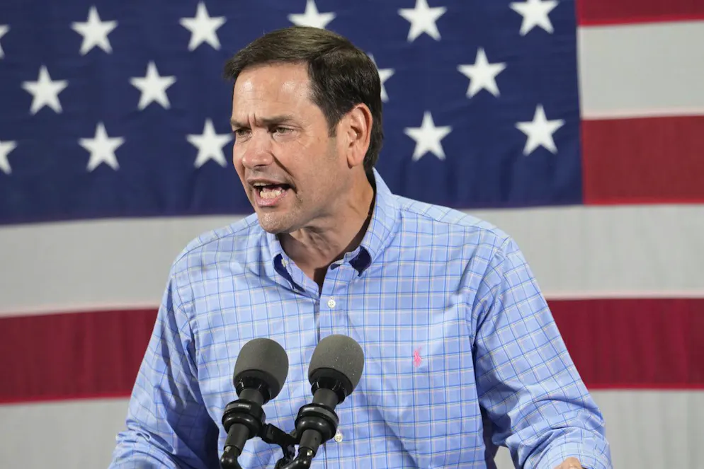 Premier hispanophone chef de la diplomatie, Rubio est connu pour ses positions très fermes vis-à-vis de la Chine, son fervent soutien à Israël, et son opposition farouche à l'Iran et son programme nucléaire.