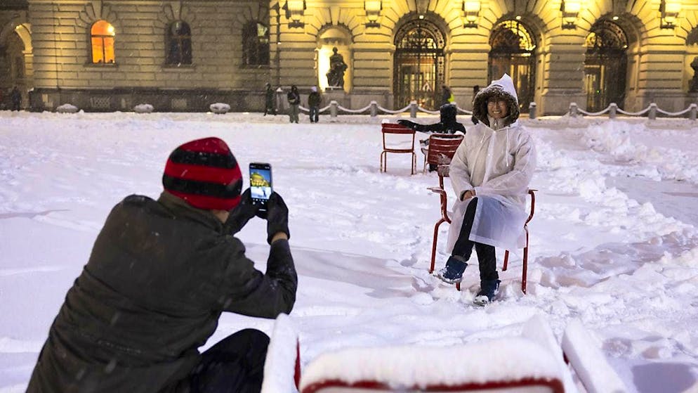 The first snow paralyzed traffic in many places - Gallery. Asian tourists take photos of themselves in the snow in front of the Bundeshaus on Thursday.