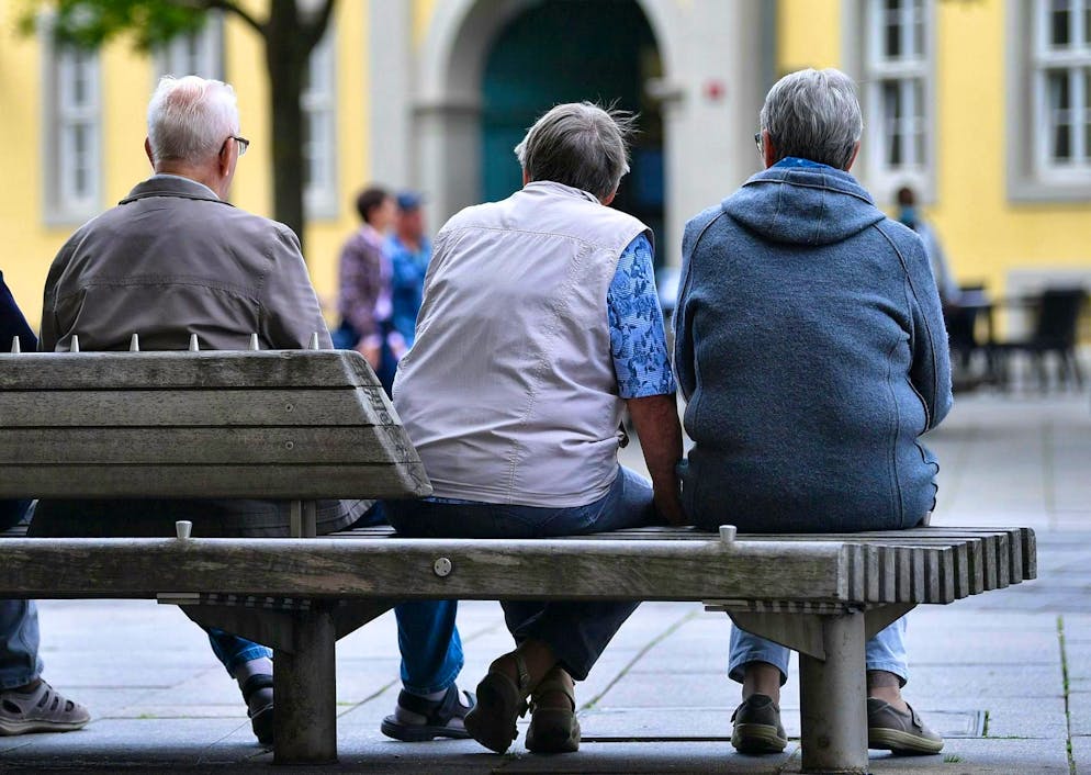 Senior citizens can rejoice. This year, the federal government will once again be supporting pensioners with the winter coat allowances. (symbolic image)