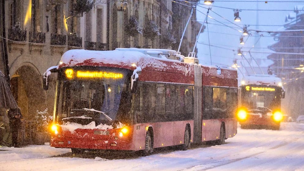 The first snow paralyzed traffic in many places - Gallery. Buses in Bern were temporarily unable to run on Thursday due to the snow.