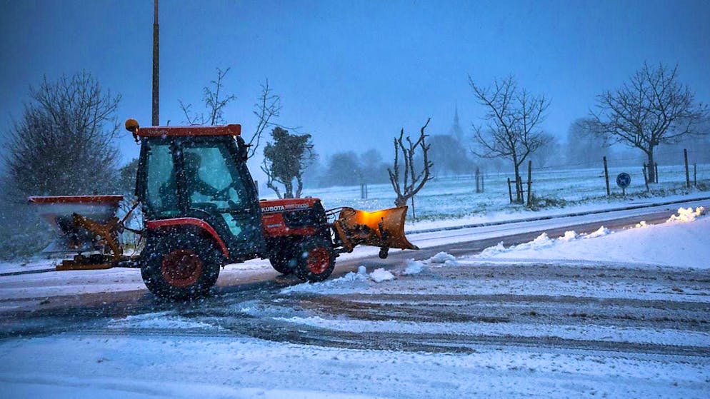 The first snow paralyzed traffic in many places - Gallery. A snow plow in action on Basel's local mountain St. Chrischona on Thursday.