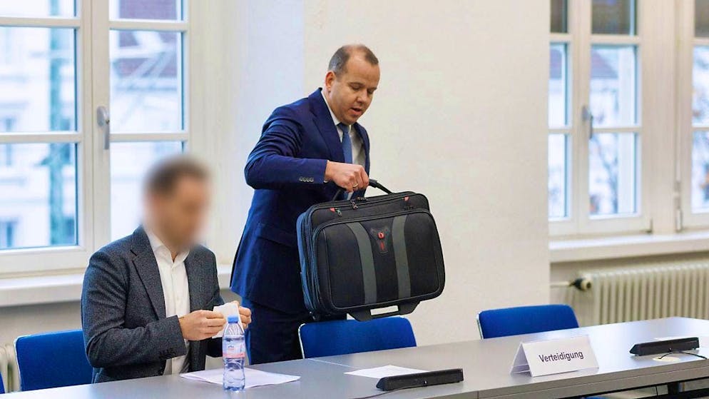 The 31-year-old defendant (l) from Basel (Switzerland) is said to have been driving his Porsche drunk on the A5 at night in August 2023 when a 59-year-old driver of another vehicle died in a collision. Photo: Philipp von Ditfurth/dpa - ATTENTION: The accused has been pixelated for privacy reasons