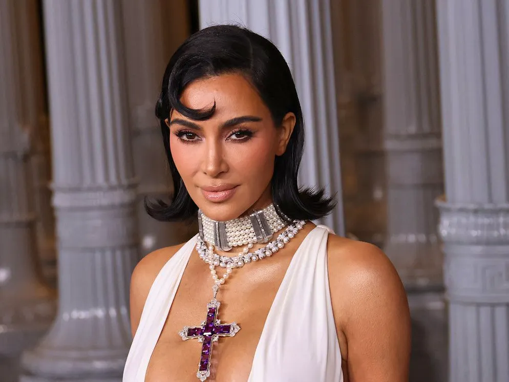 Nouvelle coiffure rétro pour Charlène de Moncaco. La coiffure des années 30 avec une mèche ondulée sur le front revient en force en 2024. Kim Kardashian s’était fait remarquer, son décolleté vertigineux mis à part, en dévoilant sa nouvelle coiffure qui lui donnait des airs de Betty Boop, ce qui était surtout dû à la mèche façonnée en forme de boucle sur son front: un flipped bob ou carré inversé.