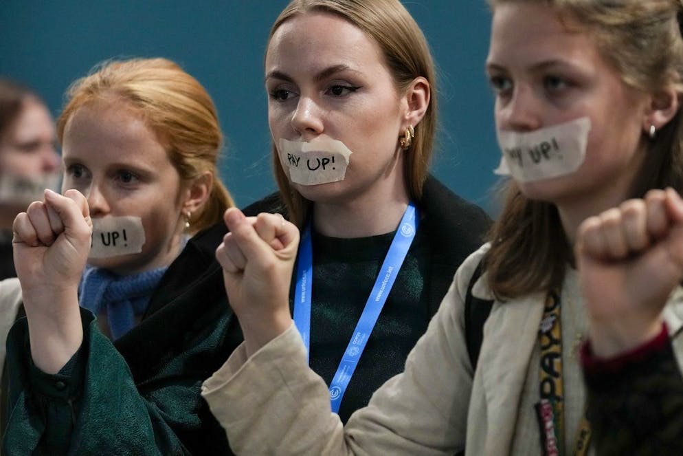Mentre è stata bocciata la prima bozza dell'accordo sul finanziamento, sono continuate le proteste a margine della conferenza. 