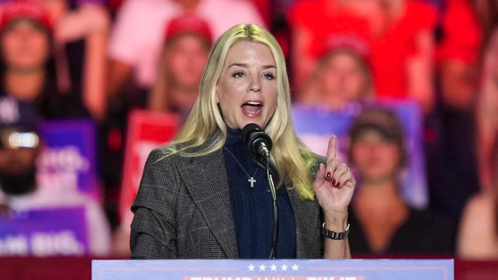 Donald Trump propose Pam Bondi comme ministre de la justice.