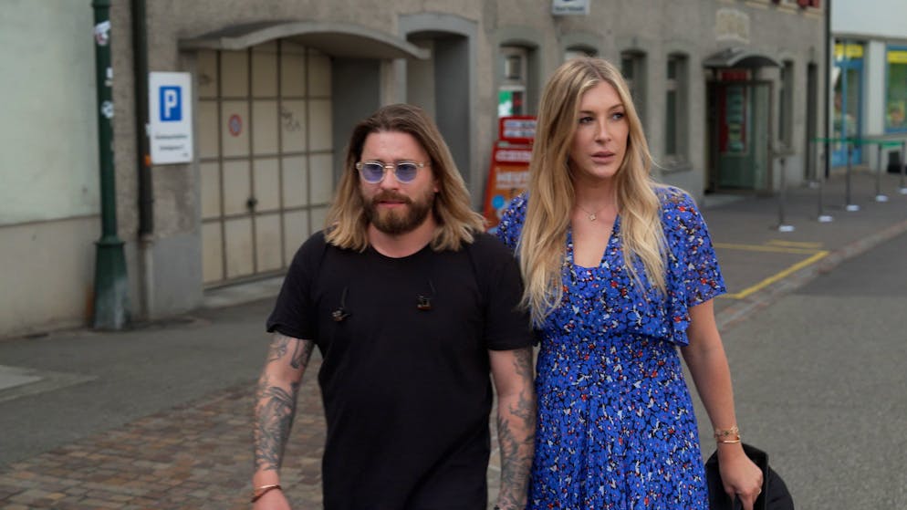 «Ich bin die Ehefrau. Ich bin die stützende Schulter. Ich bin der Hobbypsychologe»: Alana Netzer in der Doku «Bring en hei – Baschis emotionale Reise nach Hause».