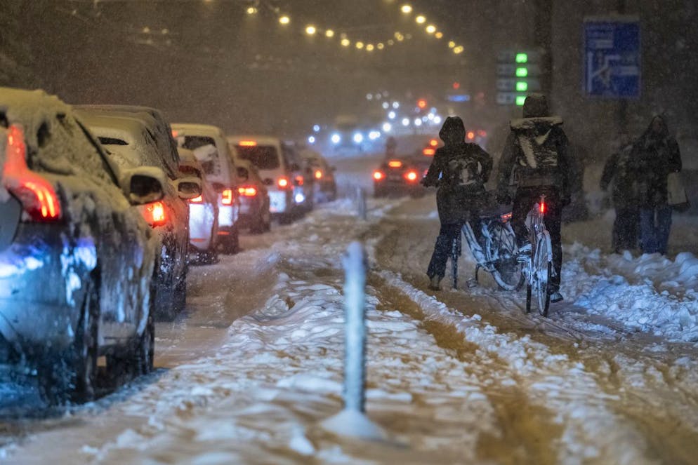 Infolge des Wintereinbruchs haben sich lange Staus gebildet. 