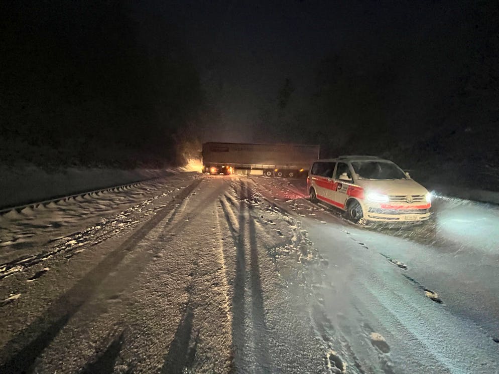 Mehrre Lastwagen blockieren am Abend und in der Nacht Strassen.