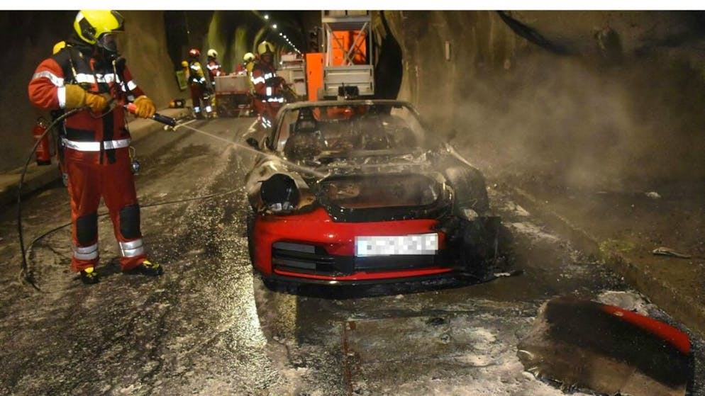 La Porsche è andata completamente distrutta.