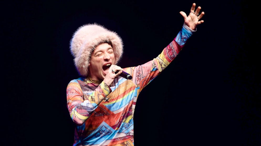 Nemo will sing on stage in front of the cameras and the British royal couple.