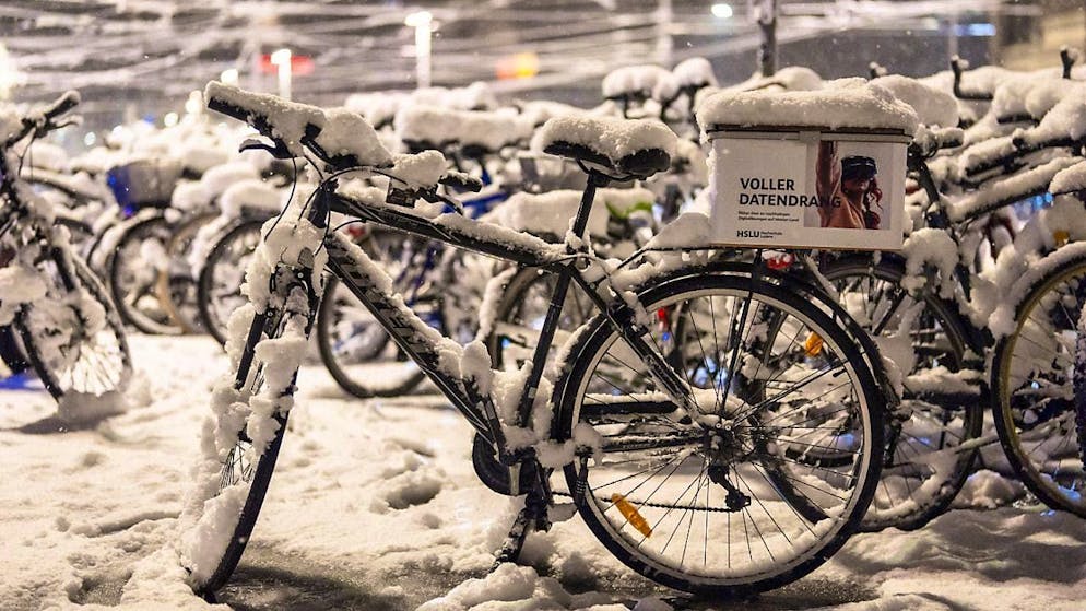 It's not just cars that need to be careful on snow-covered roads, but bikes too.