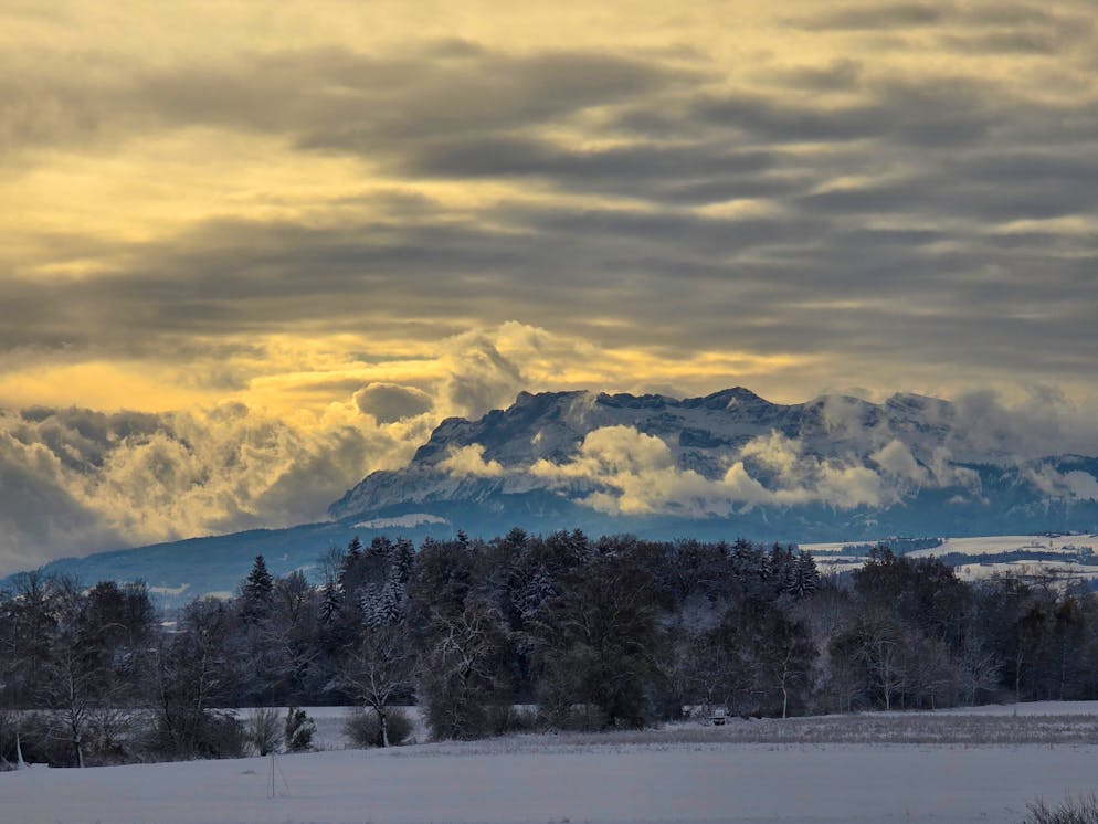 Wintereinbruch Schweiz November 2024. Der eingeschneite Pilatus von Triengen LU aus gesehen. 