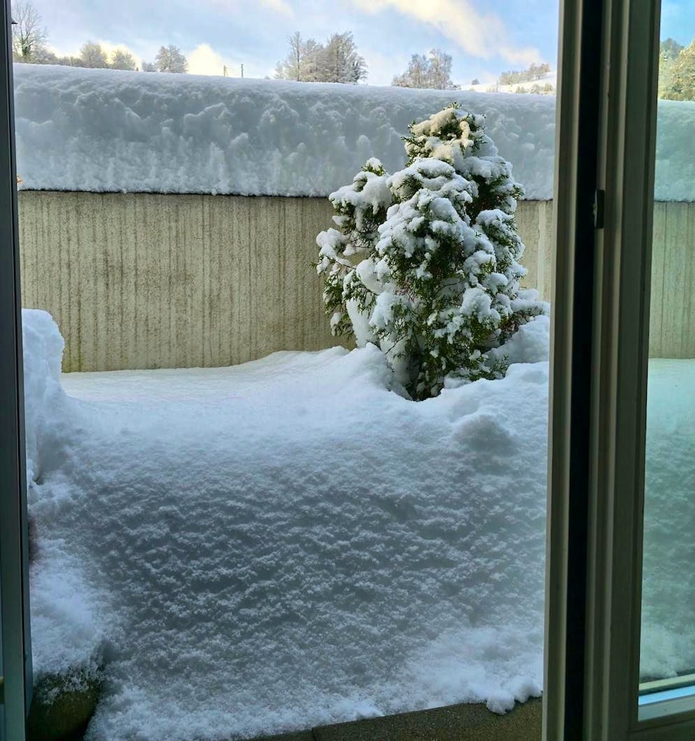 Winter onset Switzerland November 2024. In Schachen LU, a reader reporter can no longer get out onto his terrace. 