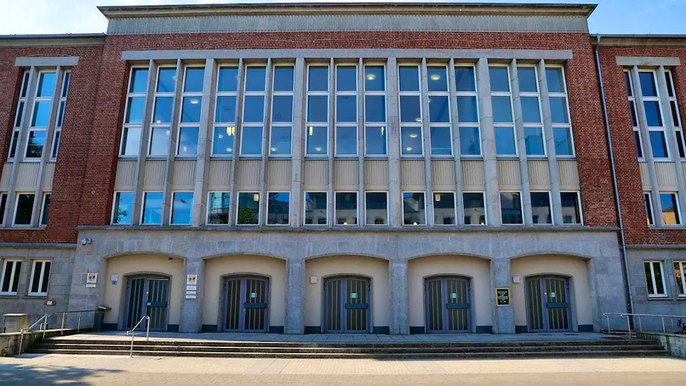 ARCHIVE - Two men have been sentenced to long prison terms in Rostock district court for running fake stores on the internet. Photo: Bernd Wüstneck/dpa