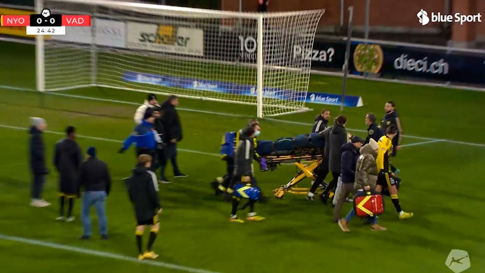 Shock in the Challenge League. Nyons De Pierro remains motionless after being kicked in the face - game is abandoned