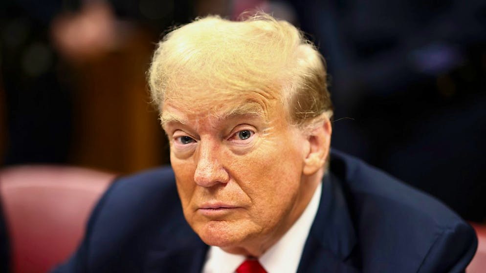 Le juge vient de renvoyer sine die le prononcé du jugement contre le  président américain élu dans l'affaire Stormy Daniels.