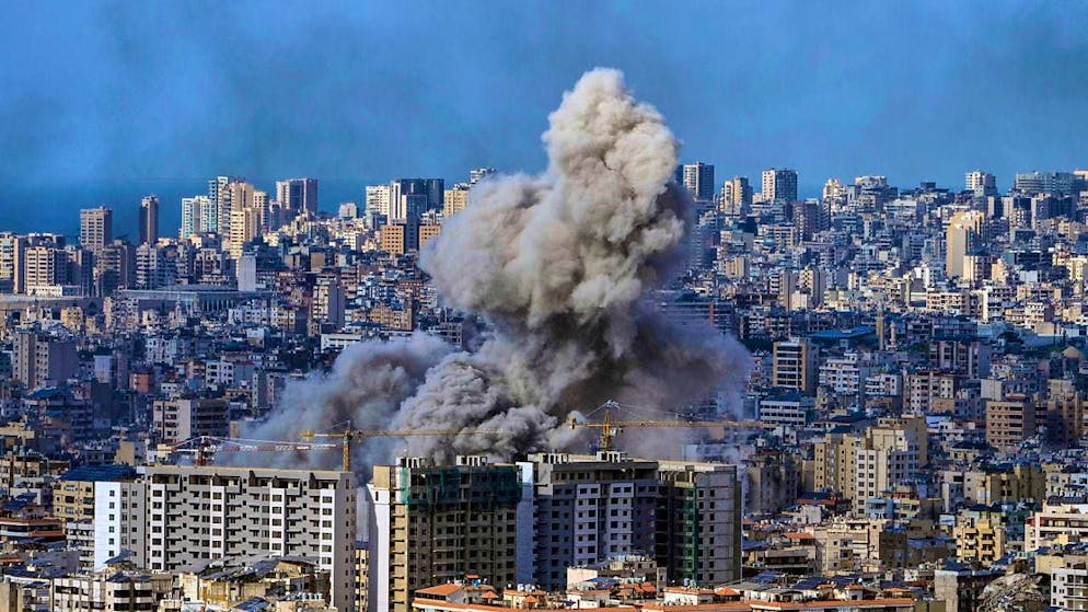 dpatopbilder - Smoke rises after an Israeli airstrike on Dahieh, a southern suburb of Beirut, Lebanon. Photo: Bilal Hussein/AP