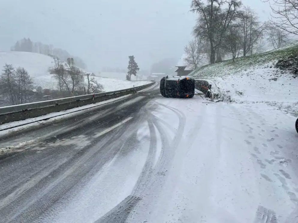 Der Wintereinbruch causes some accidents in Zug. 