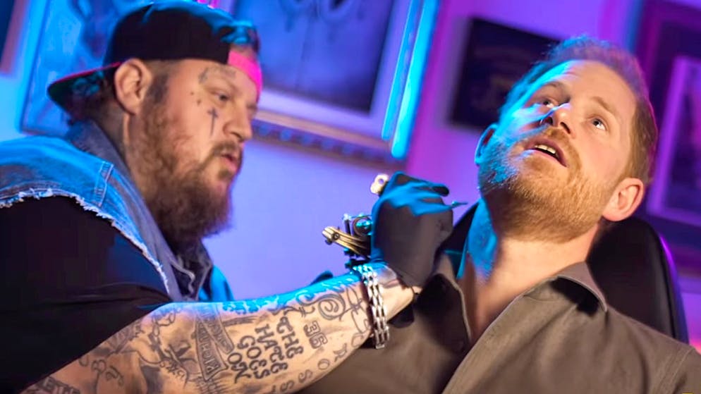 Contro il protocollo reale. L'ultima trovata del principe Harry, si fa un tatuaggio sul collo