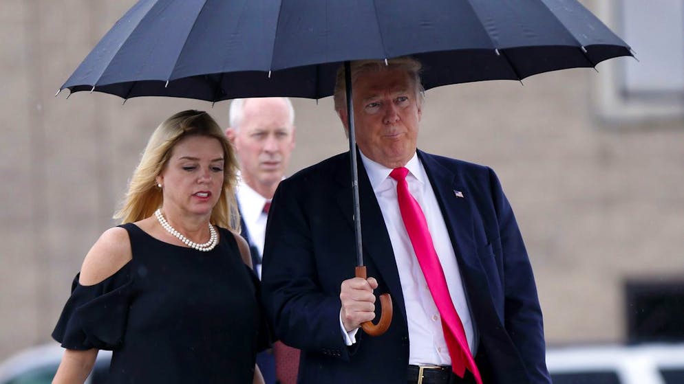 Der designierte US-Präsident Donald Trump (r.) mit seiner neuen Kandidatin Pam Bondi. (Archivbild) 