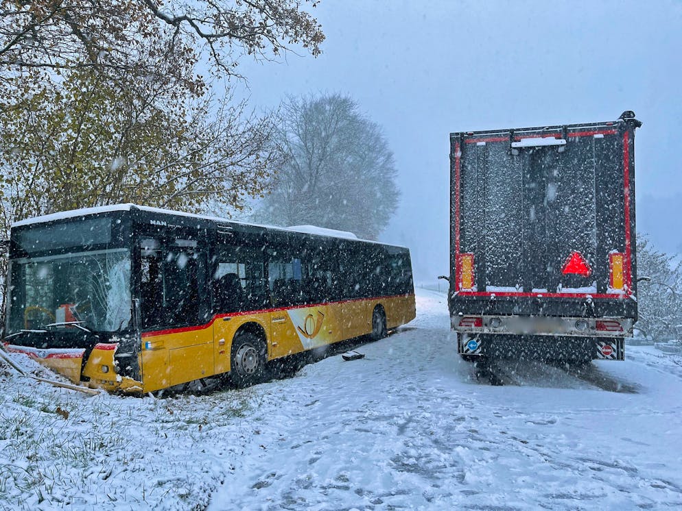 In Fischbach LU, a truck and a postcar crashed