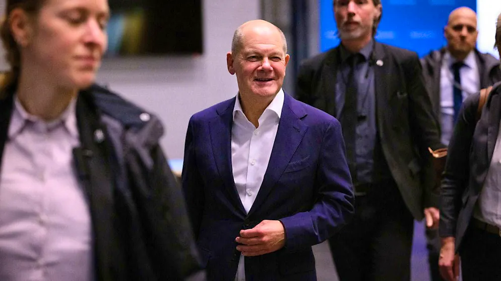 dpatopbilder - Federal Chancellor Olaf Scholz (SPD) leaves the state representation of Lower Saxony. Photo: Bernd von Jutrczenka/dpa