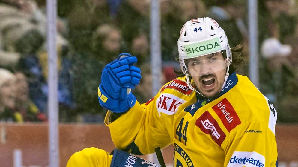 Leonardo Genoni leads Zug to away win in Biel - Gallery. Matej Stransky also scored three goals - for HC Davos in their 6-3 away win in Bern