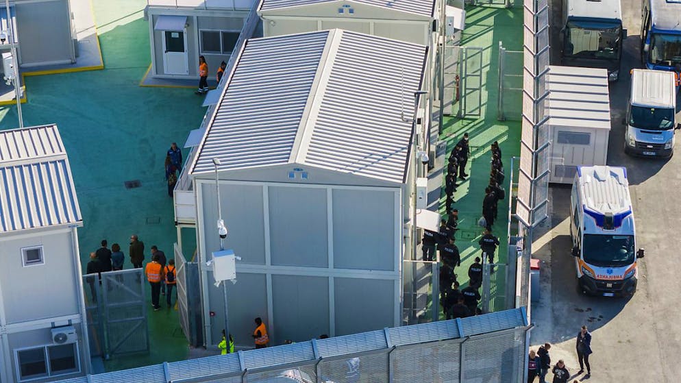 Personale ridotto nei centri italiani in Albania per il rimpatrio dei migranti. Nell'immagine d'archivio dell'8 novembre il centro di Schengjin.