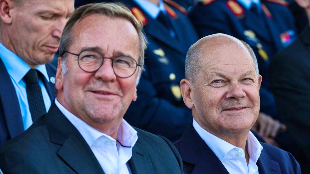After some hesitation, Defense Minister Boris Pistorius (l.) now stands behind Olaf Scholz's (r.) renewed candidacy for chancellor on the K-issue. (archive picture)