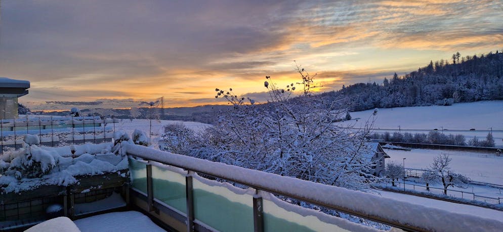 Wintereinbruch Schweiz November 2024. Wunderschöne Morgenstimmung in Safenwil AG