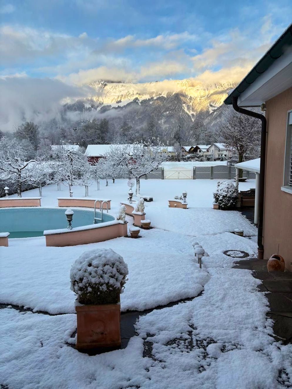 Wintereinbruch Schweiz November 2024. Schöne Schneestimmung am Freitag in Ruggell FL