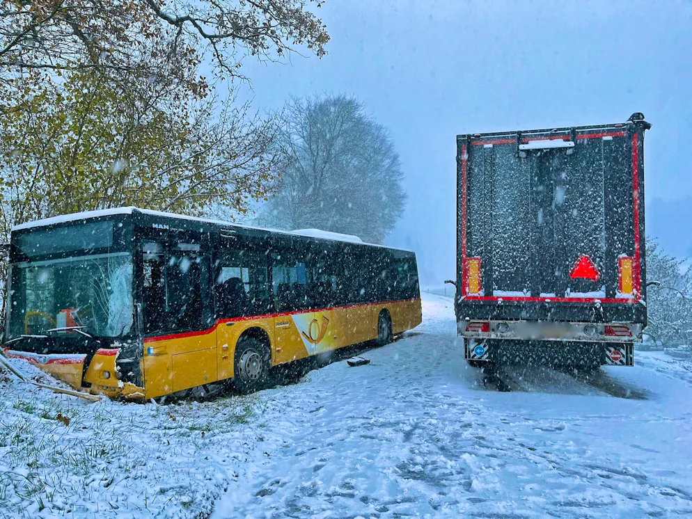 A truck and a Postbus crashed in Fischbach LU