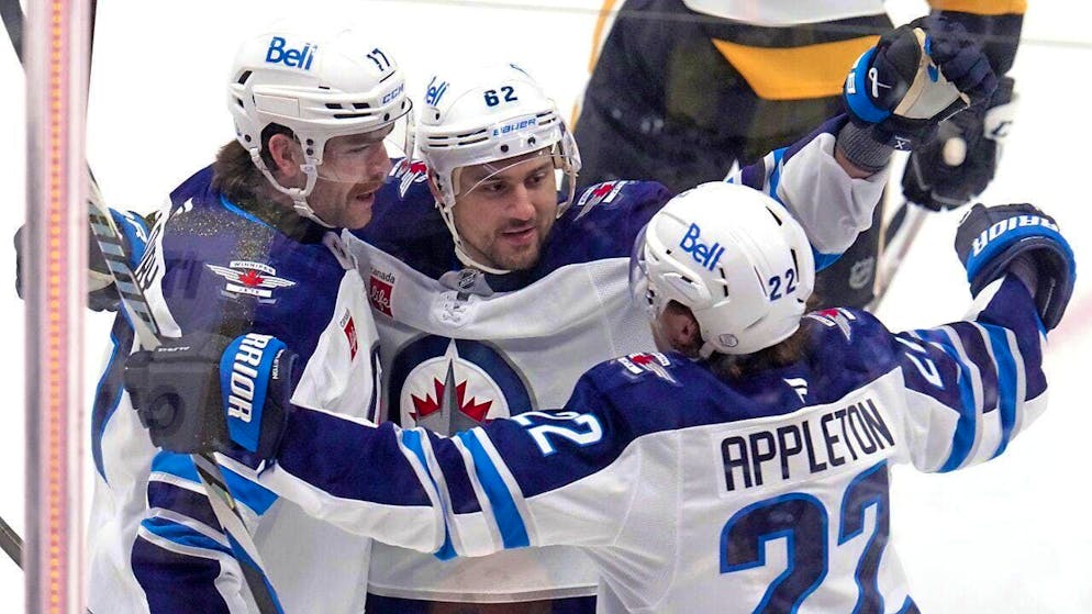 Nino Niederreiter (center) celebrates after his goal against the Pittsburgh Penguins