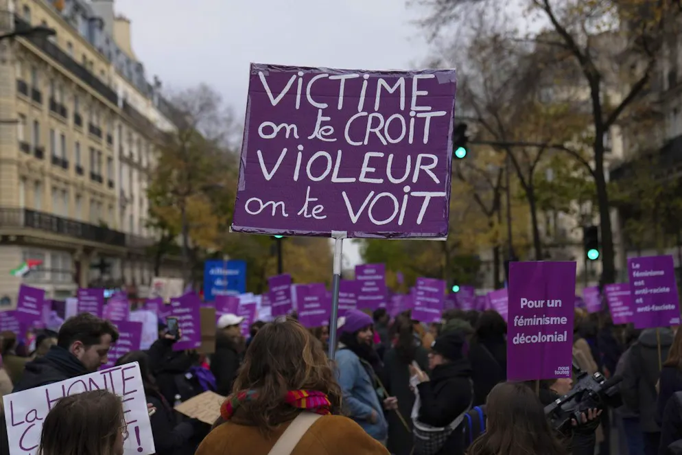 Cette mobilisation contre toutes les formes de violences se tient cette année en France dans un contexte particulier, en plein procès d'une cinquantaine d'hommes accusés d'avoir violé Gisèle Pelicot alors qu'elle était inconsciente, droguée à son insu par son mari à Mazan, petite ville du sud de la France.