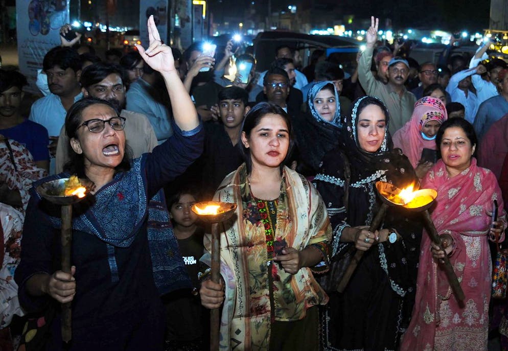 La violenza coincide con un appello dell'ex primo ministro Imran Khan, in carcere per corruzione, che ha chiamato alla protesta di massa per domani nella capitale Islamabad.