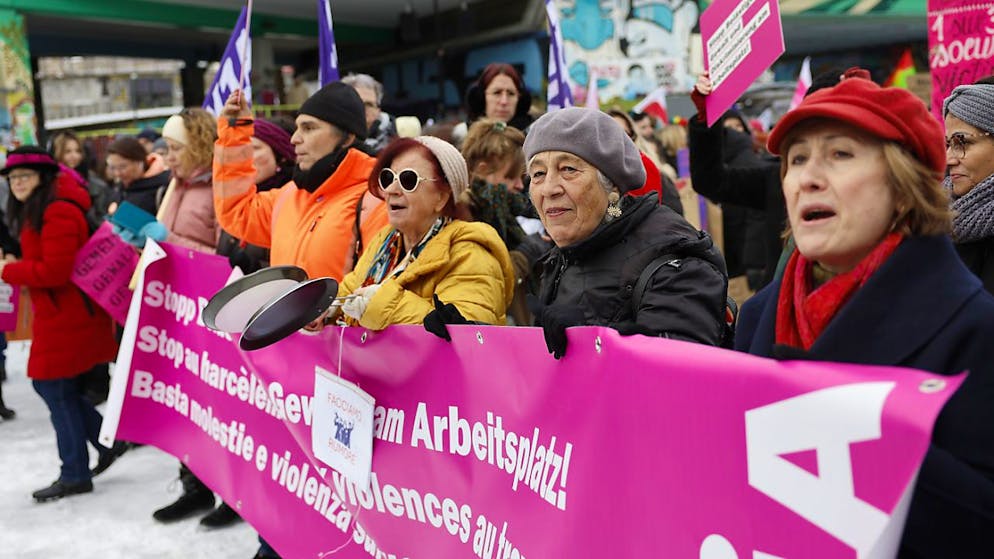 La lotta contro la violenza domestica, sessuale e di genere deve essere finalmente considerata una priorità politica, chiedono i dimostranti.