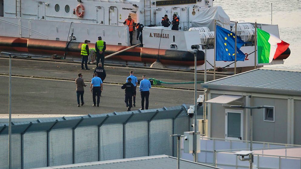 ARCHIV - Ein Schiff der italienschen Küstenwache, das sich auf die Abfahrt vom Hafen von Shengjin, Albania, nach Italy preparatt. An Bord befinden sich Migranten. Photo: Vlasov Sulaj/AP/dpa