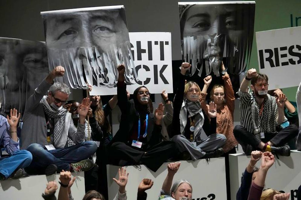 Aktivisten nehmen an einer Demonstration während des COP29-Klimagipfels teil.