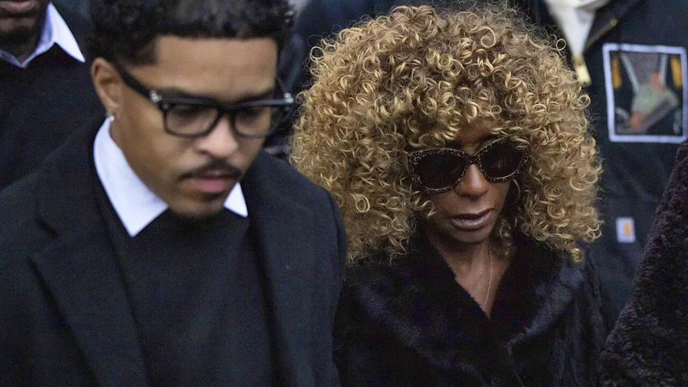 Justin Dior Combs (gauche) fils, et Janice Combs, (droite), mère de Sean "Diddy" Combs, quittent le tribunal fédéral de Manhattan vendredi.