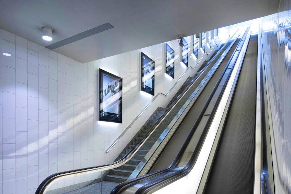 Schindler ne fabrique pas seulement des ascenseurs, mais aussi des escaliers roulants. Ici, celui de St-Moritz qui monte du parking de Serletta à la gare.