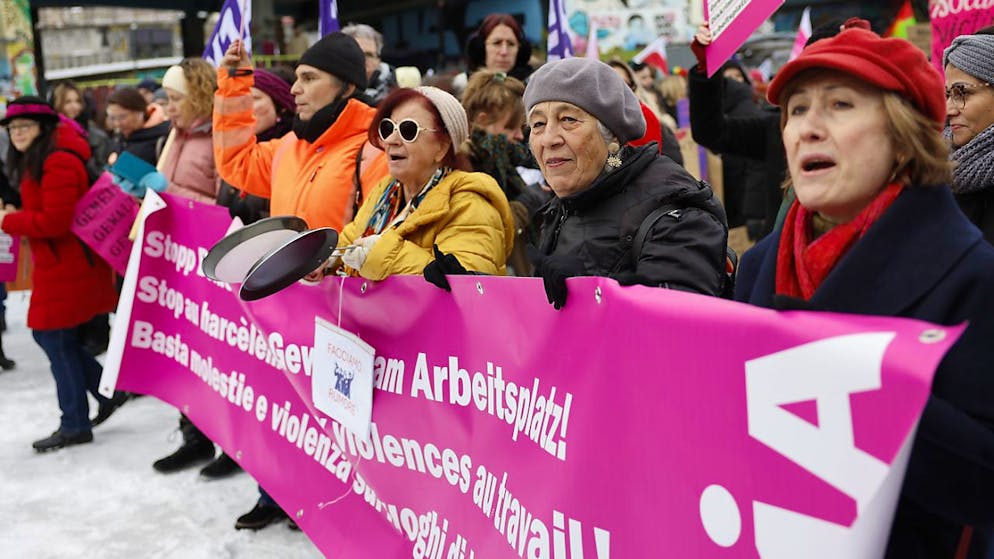La lutte contre la violence domestique, sexuelle et sexiste doit enfin être considérée comme une priorité politique, demandent les manifestants.