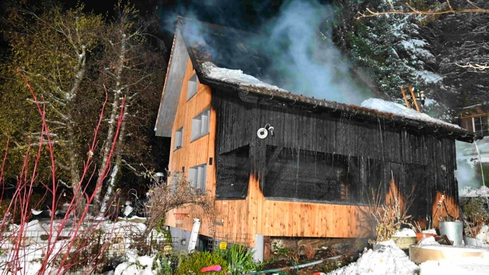 L'edificio annesso alla casa è completamente bruciato e non è più abitabile.