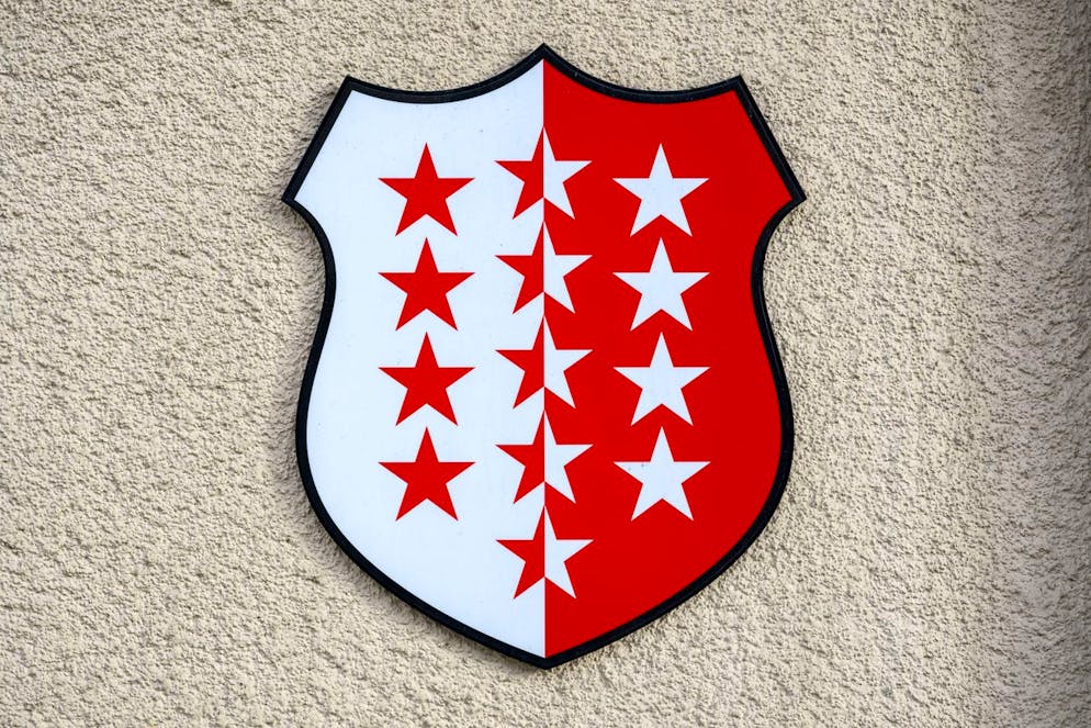 Le drapeau du canton du Valais est photographie sur le batiment de la commune le lundi 26 fevrier 2024 a Riddes. (KEYSTONE/Jean-Christophe Bott)