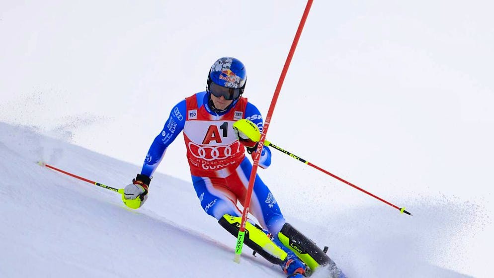Frenchman Clément Noël takes a commanding lead after the first run in Gurgl