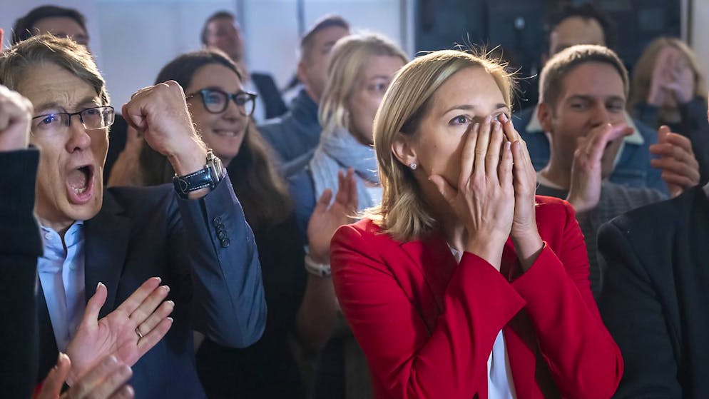 La consigliera di Stato uscente Esther Keller (PVL) reagisce alla lettura dei risultati del voto per corrispondenza che la danno chiaramente in vantaggio sulla sfidante dei Verdi.