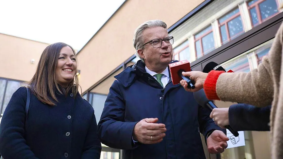 ÖVP top candidate and Governor of Styria, Christopher Drexler (ÖVP), with his wife Iris before casting his vote in the Styrian state election. Photo: Erwin Scheriau/APA/dpa
