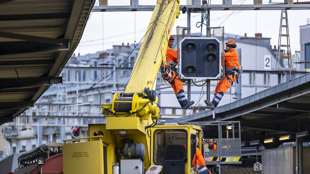 Des employés des CFF démontaient les anciens signaux, dimanche matin, pour les remplacer par des nouveaux appareils.