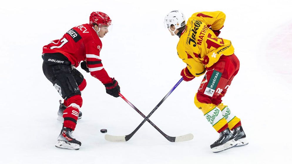 Ken Jaeger (LHC), gauche, lutte pour le puck avec Tim Mathys (SCL), droite, lors de la rencontre